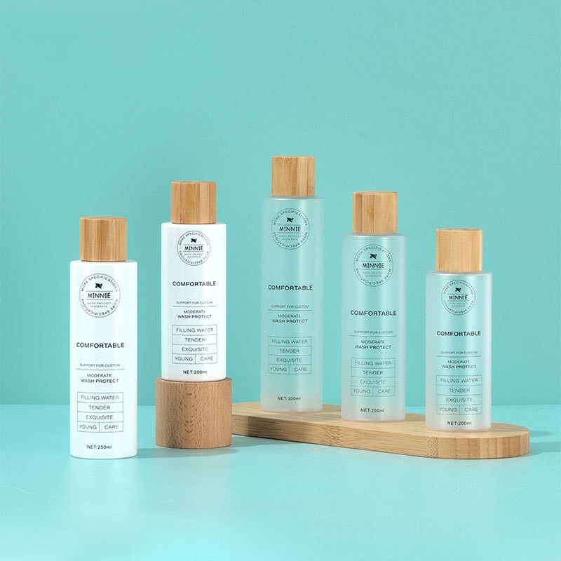 Stock Small Capacity 200ml250ml300ml Flat Shoulder Shampoo Bottle Bamboo And Wood Cover Plastic Dispenser Bottle Frosted Pet